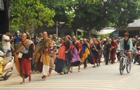 Ông Lê Anh Tú (tức Thích Minh Tuệ) tự nguyện dừng việc đi khất thực