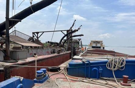 Bắt 2 “cát tặc” trên sông Hồng
