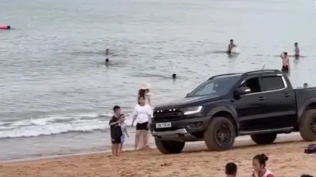 Khởi tố tài xế bán tải chạy ngông nghênh trên bãi biển Tuy Hòa
