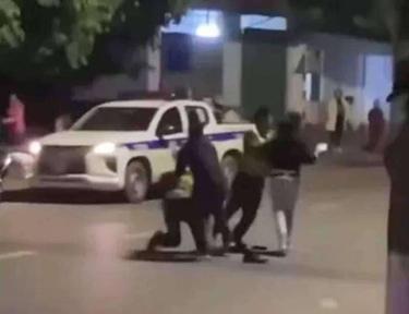 Tạm giữ hình sự 2 đối tượng tấn công CSGT khi đo nồng độ cồn