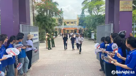 Đình chỉ công tác coi thi của giáo viên có ứng xử chưa phù hợp
