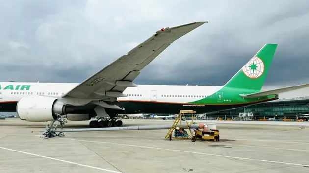 Máy bay đâm trúng cột đèn chiếu sáng ở sân bay Tân Sơn Nhất