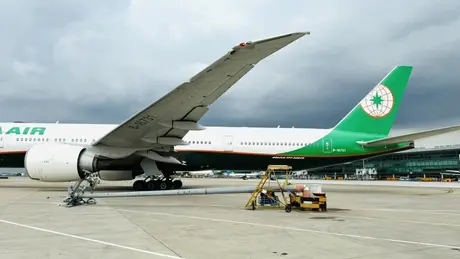 Máy bay đâm trúng cột đèn chiếu sáng ở sân bay Tân Sơn Nhất