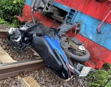 Xe máy va chạm với tàu hỏa khiến 2 người tử vong tại chỗ