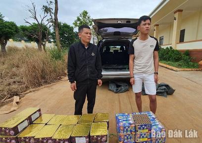 Bắt hai đối tượng để điều tra hành vi buôn bán hàng cấm