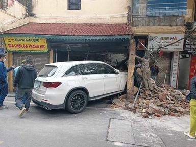 Nữ tài xế tông sập tường ngôi nhà cổ nhất phố Hàng Bạc có nồng độ cồn