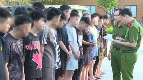 Tạm giữ hình sự nhóm thanh thiếu niên đi đường gặp ai đuổi đánh người đó
