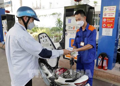 Giá xăng tiếp tục tăng, gần chạm ngưỡng 25.000 đồng/lít