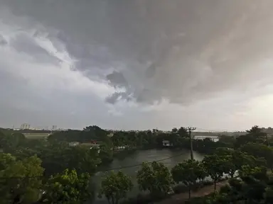 Ảnh hưởng của cơn bão số 3: Hà Nội bắt đầu mưa to, gió mạnh, kèm sấm chớp