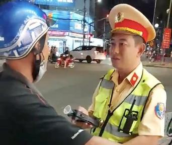 Rút van xăng môtô khi bị kiểm tra nồng độ cồn, lái xe vi phạm kịch khung