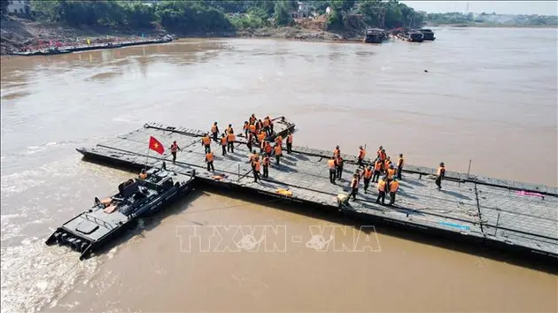 Vụ sập cầu Phong Châu: Lắp đặt lại cầu phao phục vụ người dân đi lại
