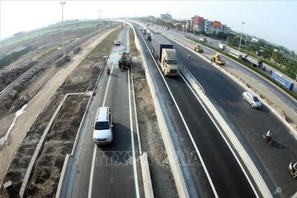 'Thủ phạm' làm nhiều xe bị thủng lốp khi đi qua cầu Thanh Trì, Hà Nội