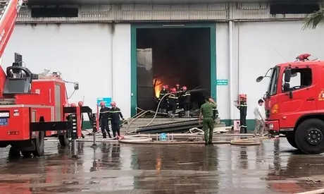 Cháy lớn tại công ty sản xuất hạt điều ở Bình Phước