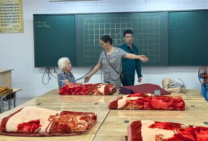 Quận Hoàng Mai (Hà Nội) khẩn trương di dời hàng chục hộ dân để đảm bảo an toàn 