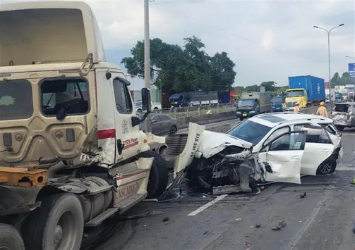 Hình ảnh xe tải gây tai nạn liên hoàn, bốc cháy ngùn ngụt ở TPHCM