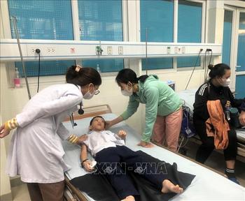 20 học sinh nghi ngộ độc thực phẩm vì ăn đồ lạ ở cổng trường