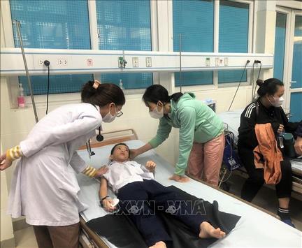 20 học sinh nghi ngộ độc thực phẩm vì ăn đồ lạ ở cổng trường