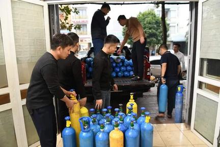 Phú Thọ: Bắt các đối tượng tàng trữ gần 100 bình khí cười