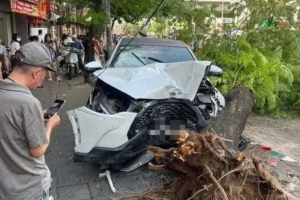 Tai nạn liên hoàn Ô tô tông 5 xe máy, húc bật gốc cây trên phố Hà Nội
