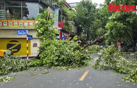 Hà Nội giao thông khó khăn do hậu quả của bão số 3