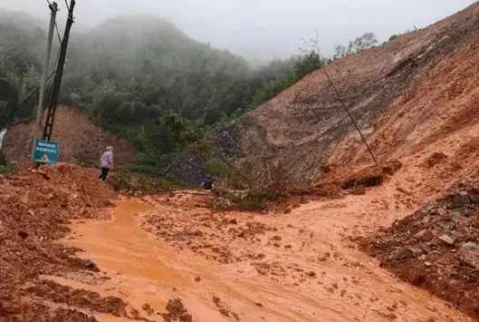 Cao Bằng: Lũ cuốn trôi xe khách và xe con