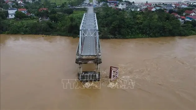 Nguyên nhân ban đầu làm sập cầu Phong Châu