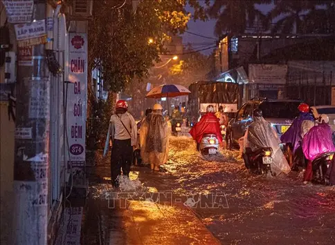 Nước sông Hồng tại Hà Nội dâng cao nguy cơ gây ngập tại những vùng trũng thấp
