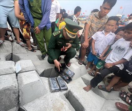 Quảng Ngãi lại phát hiện 4kg cocaine trôi dạt vào bờ biển 