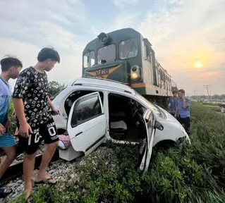 Tàu hỏa va chạm ô tô 5 chỗ, hai người bị thương