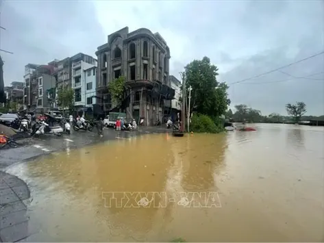 Hà Nội: Mưa lớn đầu giờ sáng, nhiều tuyến đường ngập úng, ùn tắc cục bộ ​