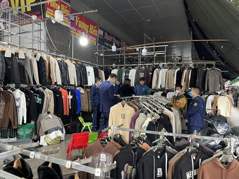 Thu giữ gần 2.900 sản phẩm giả mạo nhãn hiệu tại các 