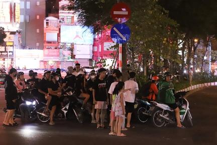 Hiện tượng thanh thiếu niên tụ tập xem lực lượng 141 làm nhiệm vụ: Đừng cổ súy cho những hành vi vi phạm pháp luật!