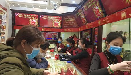 Giá vàng SJC trong nước tăng mạnh tới 300.000 đồng mỗi lượng ngày cuối tuần