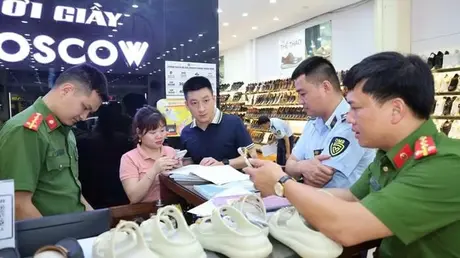 Bắt 'ông trùm' đường dây buôn lậu giả mạo các nhãn hiệu nổi tiếng
