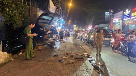 TPHCM: Ô tô 7 chỗ gây tai nạn liên hoàn, cô gái tử vong, nhiều người bị thương
