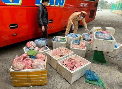 Xe khách chở gần 1 tấn bì lợn, mỡ lợn hôi thối về cơ sở làm nem chua ở Thanh Hóa
