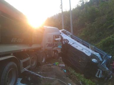 Xe khách va chạm với xe tải, 23 người thương vong