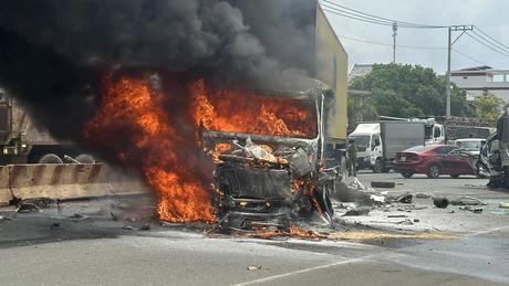 Xe container bốc cháy sau tai nạn liên hoàn, nhiều người bị thương
