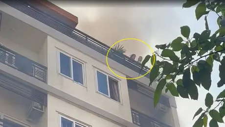 Dùng xe thang giải cứu nhiều người trên sân thượng trong vụ cháy ở phường Thảo Điền