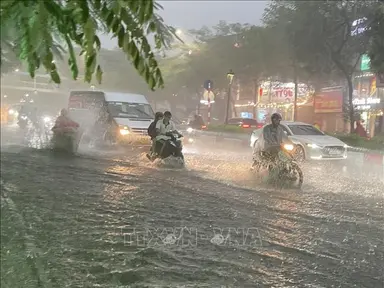 Hà Nội mưa to gây ngập úng cục bộ nhiều tuyến phố