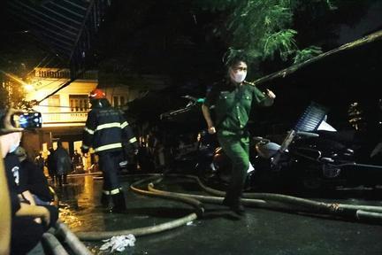 Chùm ảnh: Cảnh sát phòng cháy chữa cháy trắng đêm, kiệt sức cứu người trong vụ cháy chung cư mini ở Hà Nội