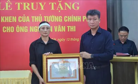 Truy tặng Bằng khen của Thủ tướng Chính phủ cho người dũng cảm tham gia cứu nạn, cứu hộ trong bão số 3
