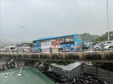 Nhiều tuyến phố Thủ đô Hà Nội ùn tắc do mưa lớn từ sáng sớm