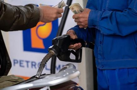 Giá xăng A95 giảm mạnh gần 1.000 đồng/lít, còn hơn 21.000 đồng/lít