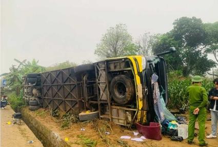 Ô tô chở 32 hành khách bị lật, nhiều người đi cấp cứu