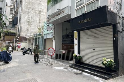 Hà Nội: Sập mái kính nhà 8 tầng ở phố cổ, 2 người chết