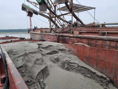 2 tàu nghi vấn hút cát trái phép ở Ba Vì - Hà Nội