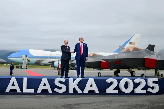 Khoảnh khắc Tổng thống Mỹ Donald Trump đón Tổng thống Liên bang Nga Vladimir Putin ở Alaska