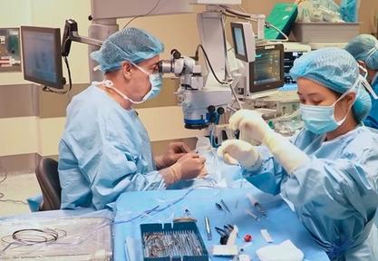 Phẫu thuật mắt thành công cho bé gái 5 tuổi mắc nhiều bệnh bẩm sinh