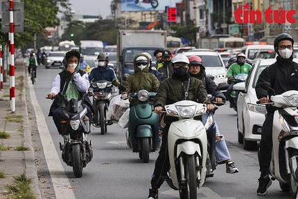 Không khí lạnh mạnh tràn về, người dân Hà Nội 'không kịp trở tay'